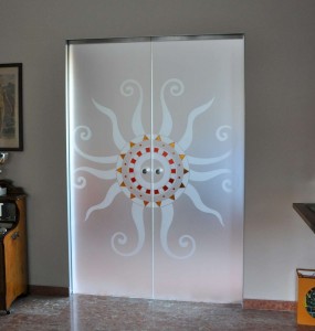 Porte-vetro-cristallo-acidato-su-scrigno-essential-decoro-sole-con-incisioni-e-colore-4-1500      